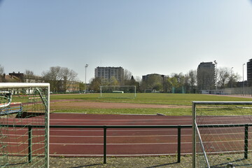 Fototapeta na wymiar La piste athlétisme et le terrain de football du parc Albert à Schaerbeek fermée pendant le confinement anti-COVID 19 
