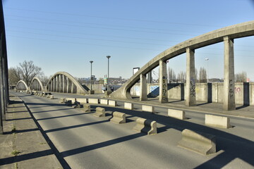 Fototapeta premium La rampe de la rue du Lion avec ses structures en arches traversant les lignes de chemins de fer près de la Gare de Formation à Schaerbeek 