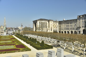 Obraz premium Le Jardin du Mont des Arts entre les bâtiments majestueux récents en face du centre historique de Bruxelles 