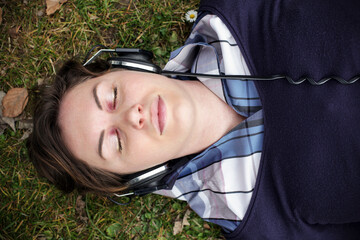 Bella ragazza ascolta la musica con le cuffie