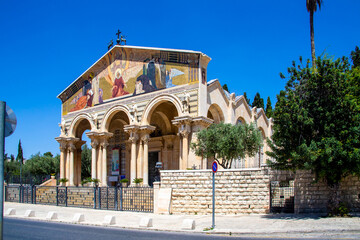 Obraz premium Jerusalem, Israel - 27 april 2021: Church of All Nations or Basilica of Agony, Roman Catholic church enshrines a section of bedrock where Jesus have prayed before arrest.
