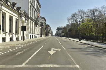 Flèches marquée sur l'asphalte de la rue de la Loi à Bruxelles