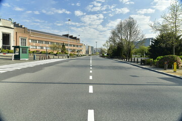 Fototapeta na wymiar Route désertée aux environs des Palais des Exposition au Heysel à Bruxelles pendant la période du confinement anti-COVID 19 