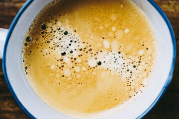 Closeup sur une tasse de café expresso mousseux - Vue de dessus