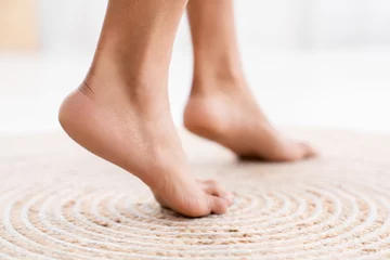 Foto op Plexiglas Pedicure Close-up van gezonde zachte vrouwen voeten. Op blote voeten. Geeft om de schone en zachte voethuid van een vrouw. Lichaamsverzorgingsconcept. Vrouwelijke zolen, schimmelinfectie