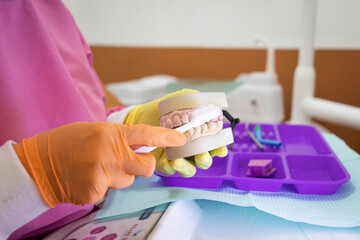 Dentista en su consultorio dental