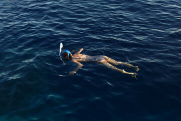 Obraz premium young girl snorkeling in the blue sea. vacation concept