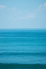 Ocean z falami i niebem, naturalne niebieskie tło. - obrazy, fototapety, plakaty