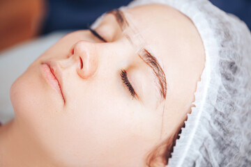 Obraz na płótnie Canvas Cosmetolog beauty master making marks before the permanent makeup procedure