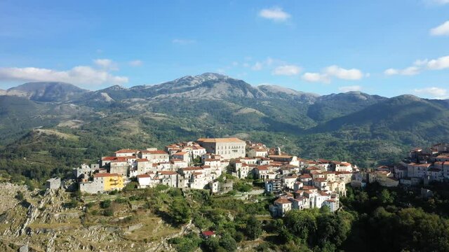 Le village de Aieta entour&eacute; des montagnes verdoyantes au sommet de sa colline en Europe, en Italie, en Calabre, dans la province de Cosenza