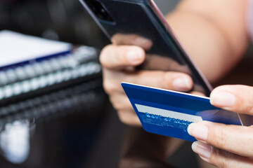 pago con tarjeta de crédito por teléfono inteligente o computadora