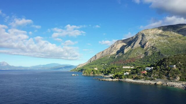 Les maisons au bord de la mer Tyrrh&eacute;nienne vers le port de Porto aux abords de la ville de Maratea en Europe, en Italie, en Basilicate, dans la province de Potenza, &agrave; Maratea