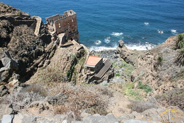 castle ruins by the ocean - obrazy, fototapety, plakaty
