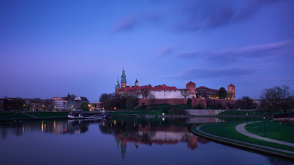 Widok na zamek wawelski w Krakowie nocą z mostu Dębnickiego