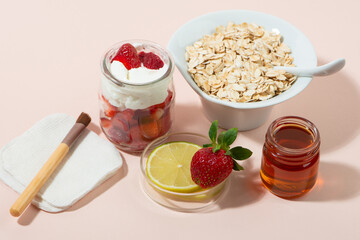 Homemade strawberry face mask ingredients: strawberry, yoghurt, honey, lemon, oatmeal.