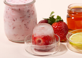 Homemade strawberry face mask ingredients: strawberry, yoghurt, honey, lemon, oatmeal.