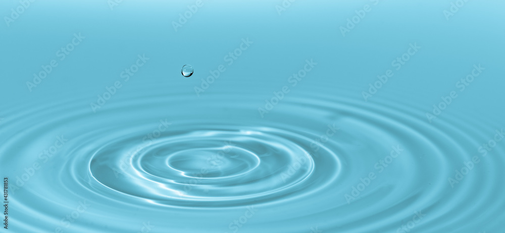 Wall mural drop of water drop to the surface. waves on the surface of the water from a collision