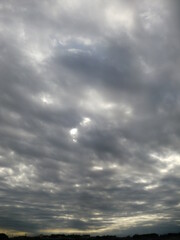 空を覆う灰色の雲