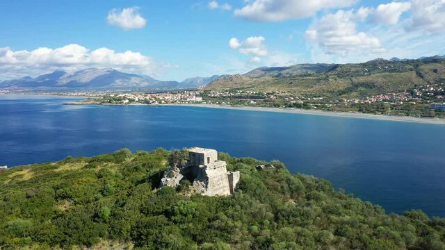 La vue de dessus de la tour m&eacute;dievale genoise de l'&icirc;le Isola di Cirella au bord de la mer tyrrh&eacute;nienne en Europe, en Italie, en Calabre, dans la province de Cosenza, &agrave; Cirella