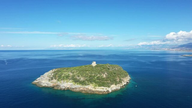 La petite &icirc;le Isola di Cirella et sa tour m&eacute;dievale genoise surveillent la c&ocirc;te au bord de la mer tyrrh&eacute;nienne en Europe, en Italie, en Calabre, dans la province de Cosenza, &agrave; Cirella