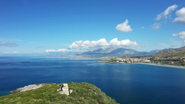 L'&icirc;le Isola di Cirella et sa tour m&eacute;dievale genoise surveillent la c&ocirc;te au bord de la mer tyrrh&eacute;nienne en Europe, en Italie, en Calabre, dans la province de Cosenza, &agrave; Cirella