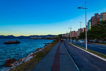 A lua e a Avenida beira mar norte Florianópolis  de Santa Catarina, Brasil, florianopolis