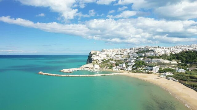 Le port de plaisance de la ville de Peschici au bord de la  mer tyrrh&eacute;nienne en Europe, en Italie, dans la r&eacute;gion des Pouilles, dans la province de Foggia, &agrave; Peschici