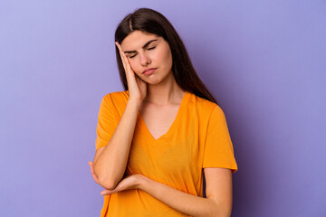 Obraz premium Young caucasian woman isolated on purple background who is bored, fatigued and need a relax day.