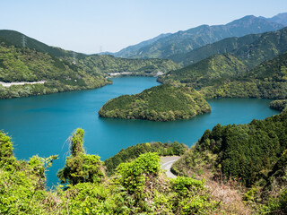 Obraz premium Scenic view of Kurose Dam Lake in springtime - Saijo, Ehime prefecture, Japan