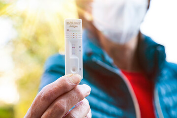 negativer Corona Schnelltest in Hand halten / Corona Schnelltest / SARS-CoV-2 Test / Eigentest /...