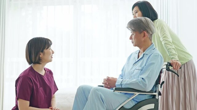 看護師の説明を聞く患者と家族　スローモーション