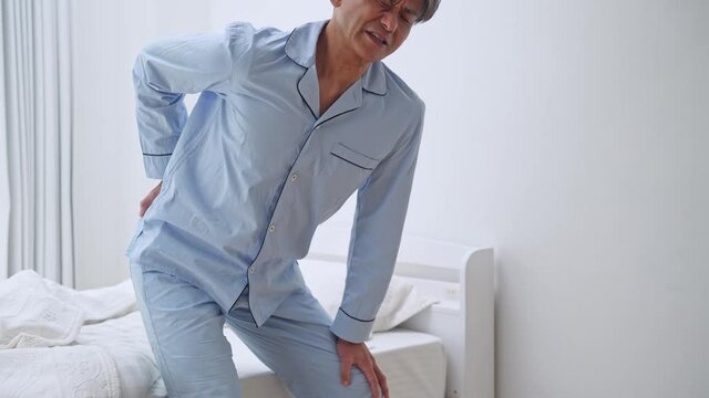 腰痛に悩む中高年男性　スローモーション