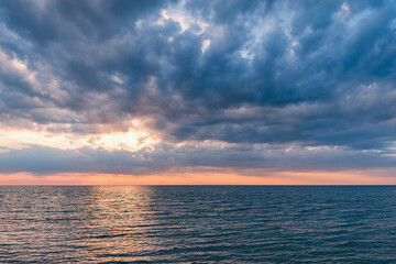 Obraz premium Sunset view of the sea coast.