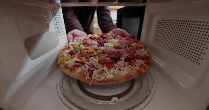 Heating pizza in a microwave oven