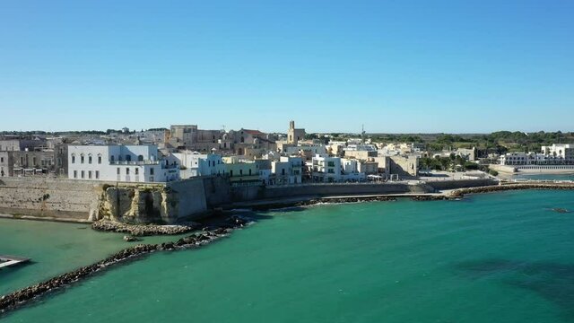 Le centre ville, le port, la cath&eacute;drale et le chateau de la ville de Otrante au bord de la mer tyrrh&eacute;nienne en Europe, en Italie, dans la r&eacute;gion des Pouilles, dans la province de Lecce
