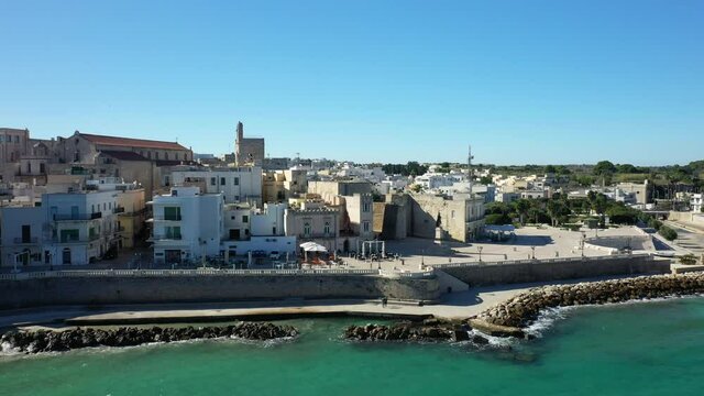 Le centre ville et la cath&eacute;drale de la ville de Otrante au bord de la mer tyrrh&eacute;nienne en Europe, en Italie, dans la r&eacute;gion des Pouilles, dans la province de Lecce