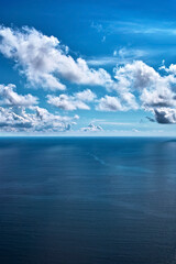 海 紺碧の海面に映る空と雲