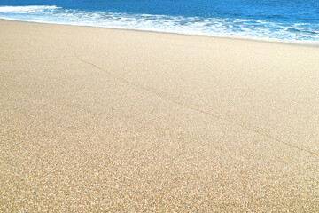 海 静かな砂浜の波打際