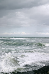 Fototapeta premium 海 荒い波が押し寄せる浜
