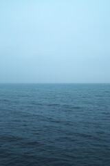 薄曇りの空と暗い海