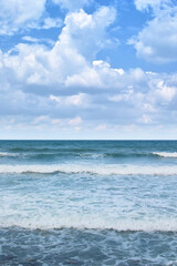 Naklejka na ściany i meble 海 積乱雲と波寄せる夏のビーチ