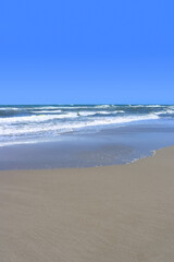 Fototapeta na wymiar 海 砂浜と波