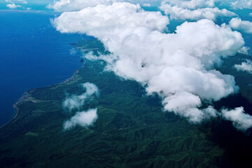 雲の下に見える海と陸