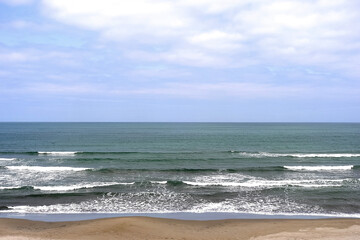 Fototapeta na wymiar 海 浜辺に打ち寄せる波