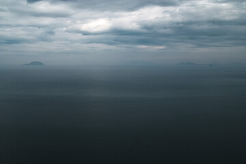 暗い海に霞んで見える島