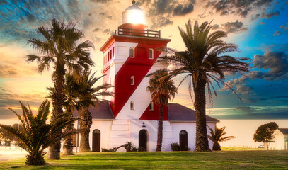 Obraz premium Alluring Sunset over Muille Point lighthouse, Sea Point, Cape Town, South Africa