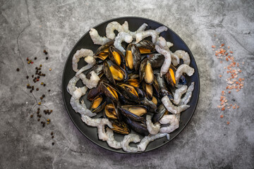 The mussels and the shrimp are ready to be cooked. 
