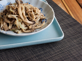 느타리버섯과 채소를 같이 넣고 볶은 요리
