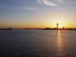 Naklejka premium 大阪港の日の出