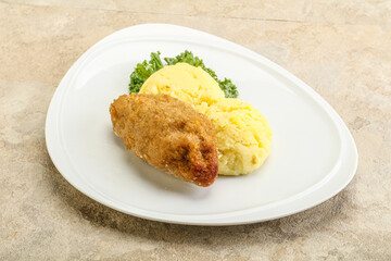 Crispy chicken cutlet with mashed potato